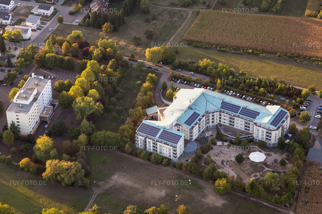 Luftbild: Fachklinik MiKiNa und Vitalis-Bad im Ortsteil Bad Langenbrücken in Bad Schönborn im Bundesland Baden-Württemberg in Deutschland. Foto: IMG_111571.jpg vom 09.09.2018 durch Werner Riehm/FLY-FOTO.deFachklinik Mikina - Fachklinik Mikina