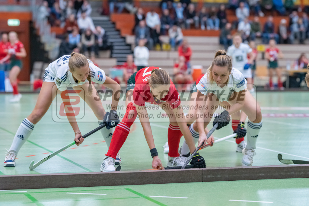 HK_20221126_101683 | 1. Bundesliga ( Halle ) Damen Crefelder HTC - Düsseldorfer HC am 27.11.2022 Crefelder HTC, Krefeld , Michler Nele ( Crefelder HTC #77 ), Sophia Schwabe ( Düsseldorfer HC #18 ) rechts Luca Scheuten ( Düsseldorfer HC #20 )