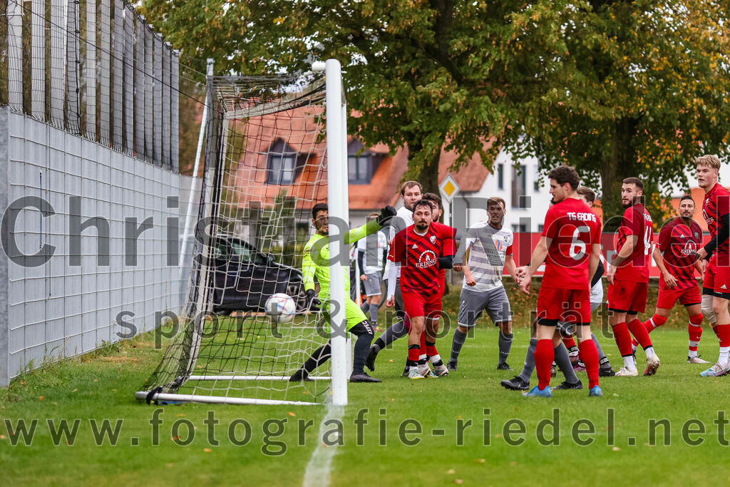 2023-10-15_004_SV_Eintracht_Berglern_gegen_FC_Tuerkguecue_Erding | Berglern, Deutschland, 15.10.2023:
Fußball, Kreisklasse 2023 / 2024, 10. Spieltag, SV Eintracht Berglern gegen FC Türkgücü Erding, Endergebnis: 1:0

Tor zum 1:0 durch Michael Faltermeier (SV Eintracht Berglern, #10), Torwart Kerim Tuncel (FC Türk Gücü Erding, #1), Ismail Öztürk (FC Türk Gücü Erding, #11), 

Foto: Christian Riedel / fotografie-riedel.net