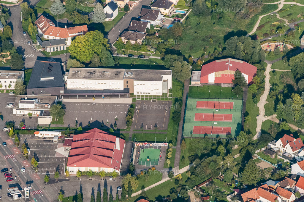 Vue aérienne: Club de Tennis, Collège du Rhin et Gymnase Intercommunal à Drusenheim dans le département Bas Rhin, France – .Photo: P1000960.jpg prise le 15/09/2014 par Werner Riehm/FLY-FOTO.eu – Résolution de l'original: 5341 x 3561 px – Collège du Rhin dans notre établissement !