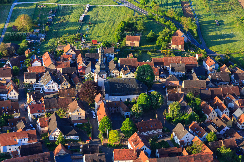 Luftbild: Kirche St. Pankratius im Ortsteil Hochhausen in Tauberbischofsheim im Bundesland Baden-Württemberg in Deutschland. Foto: IMG_146260.jpg vom 10.05.2025 durch Werner Riehm/FLY-FOTO.de