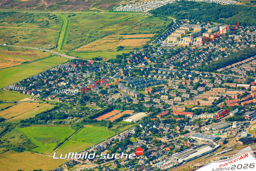Klassische Luftaufnahme ohne Drohne zeigt:Westerland bei Sylt - Die Luftbildaufnahme wurde 2025 vom UL-Flugzeug heraus erstellt ( keine Drohnenaufnahme ) - Hochauflösende Luftaufnahme -Nicht vergleichbar mit Google Maps oder Satelittenbilder- Die Geschenkidee !Mit Lizenz und Bildrechte bestellbar