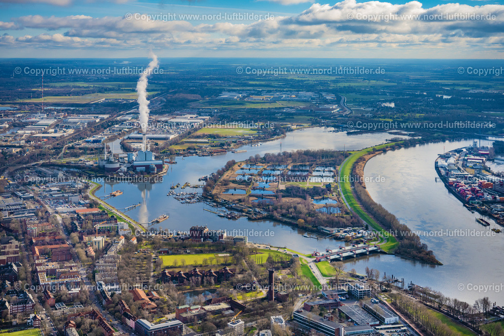 Hamburg_Elbinsel_Kaltehofe_ELS_2914040223 | HAMBURG 04.02.2023 Industrie- Denkmal der stillgelegten technischen Anlagen und Produktionshallen des Geländes der "Wasserkunst Elbinsel Kaltehofe" an derk Billwerder Bucht an der Straße Kaltehofe-Hauptdeich in Hamburg, Deutschland. Weiterführende Informationen bei: HPA Hamburg Port Authority,  Stiftung Wasserkunst Elbinsel Kaltehofe. // Industrial monument of the technical plants and production halls of the premises of "Wasserkunst Elbinsel Kaltehofe" at the barrage Billwerder Bucht on street Kaltehofe-Hauptdeich in Hamburg, Germany. Further information at: HPA Hamburg Port Authority,  Stiftung Wasserkunst Elbinsel Kaltehofe. Foto: Martin Elsen
