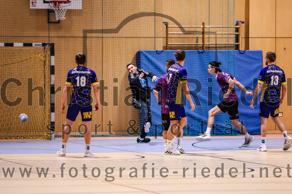 2024-12-14_071_SpVgg_Altenerding_gegen_MTV_Pfaffenhofen | Erding, Deutschland, 14.12.2024:Handball, Bezirksoberliga Männer 2024 / 2025, 10. Spieltag, SpVgg Altenerding gegen MTV Pfaffenhofen, Endergebnis: 32:30Florian Ostler (MTV Pfaffenhofen, #18), Tobias Hartmair (MTV Pfaffenhofen, #28), Sebastian Forster (SpVgg Altenerding, #13), Lukas Loibl (MTV Pfaffenhofen, #7), Luis Leitner (SpVgg Altenerding, #26), +p13+Foto: Christian Riedel / fotografie-riedel.net