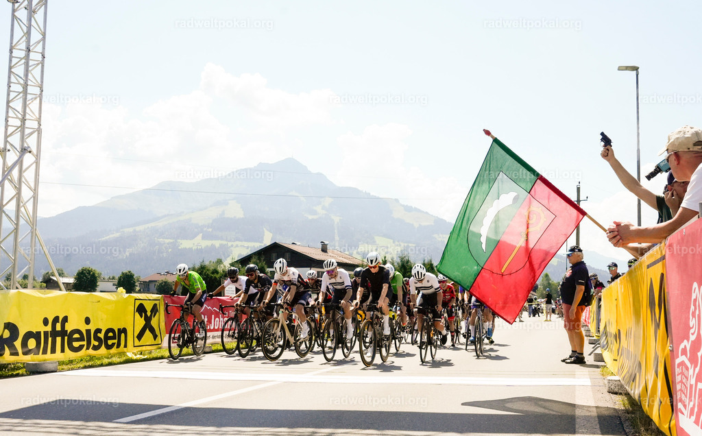 109_20230817_Bewerb_Maenner_Muehlanger | AUT - OESTERREICH, 2023-08-16: SPORT RENNRAD-FAHREN - 55. INTERNATIONALER RADWELTPOKAL IN ST. JOHANN IN TIROL  - Vintage-Radrennen mit WM-Bronze-Medaillen-Siegerin Christina Schweinberger, den Teilnehmer und Alexander Baumann (vom Orginastions-Team) - TAG 2 BEWERB MAENNER IN SECHS GRUPPEN  - FEATURE RENNEN/START ; Foto: Roland Muehlanger