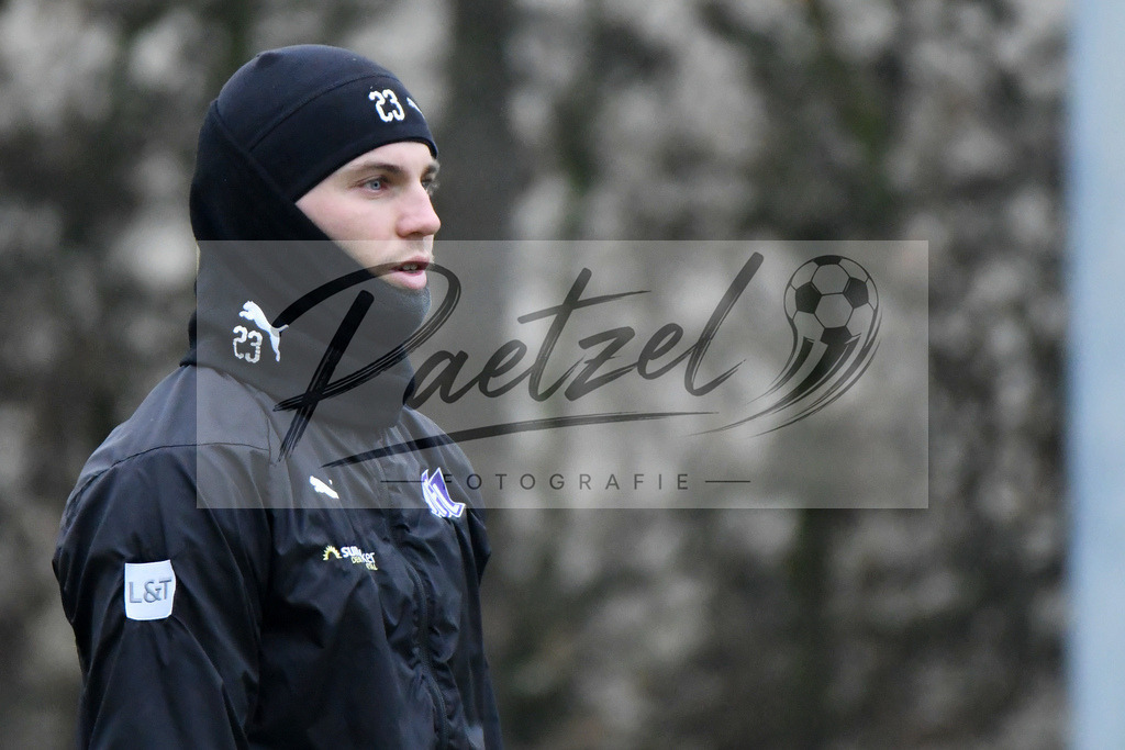 20200125_TRAOSN_0055 | Fußball, Herren: David Blacha (VfL Osnabrück) schaut beim Training des VfL Osnabrück am 25.01.2020 im Sportpark Illoshöhe in Osnabrück, Deutschland.(Foto von Nico Paetzel) - Realisiert mit Pictrs.com