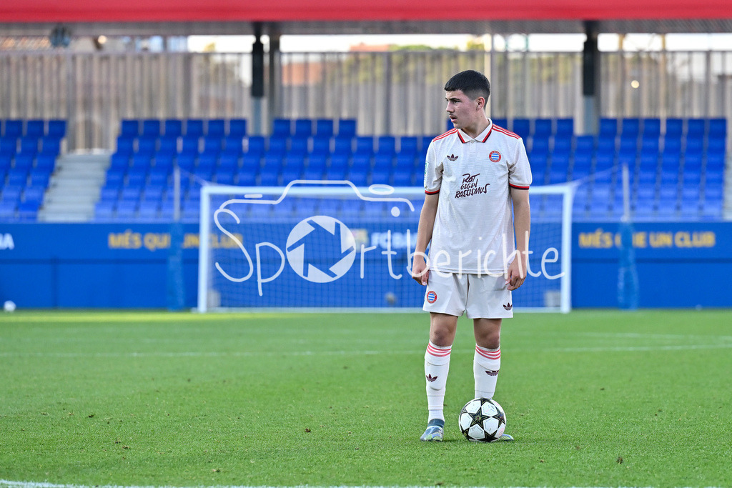 FC Barcelona U19 - FC Bayern München U19 | am BAll beim Freistoss Felipe CHAVEZ (FC Bayern U19 #16) / FReisteller / Einzelfoto / UEFA Youth League: FC Barcelona U19 - FC Bayern München U19, Estadi Johan Cruyff am am 23.10.2024