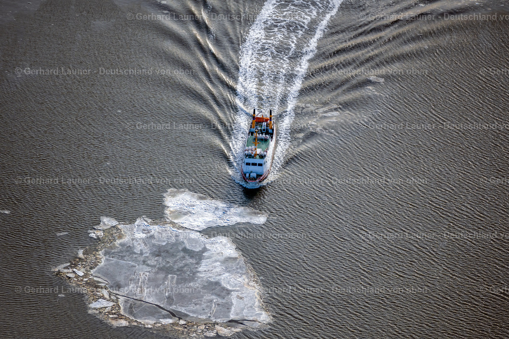 4044234 | JUIST 14.02.2021 Winterluftbild Fahrt eines Fähr- Schiffes " Frisia X " zwischen Treibeis- Schollen vor der Nordsee- Insel Juist im Bundesland Niedersachsen, Deutschland.