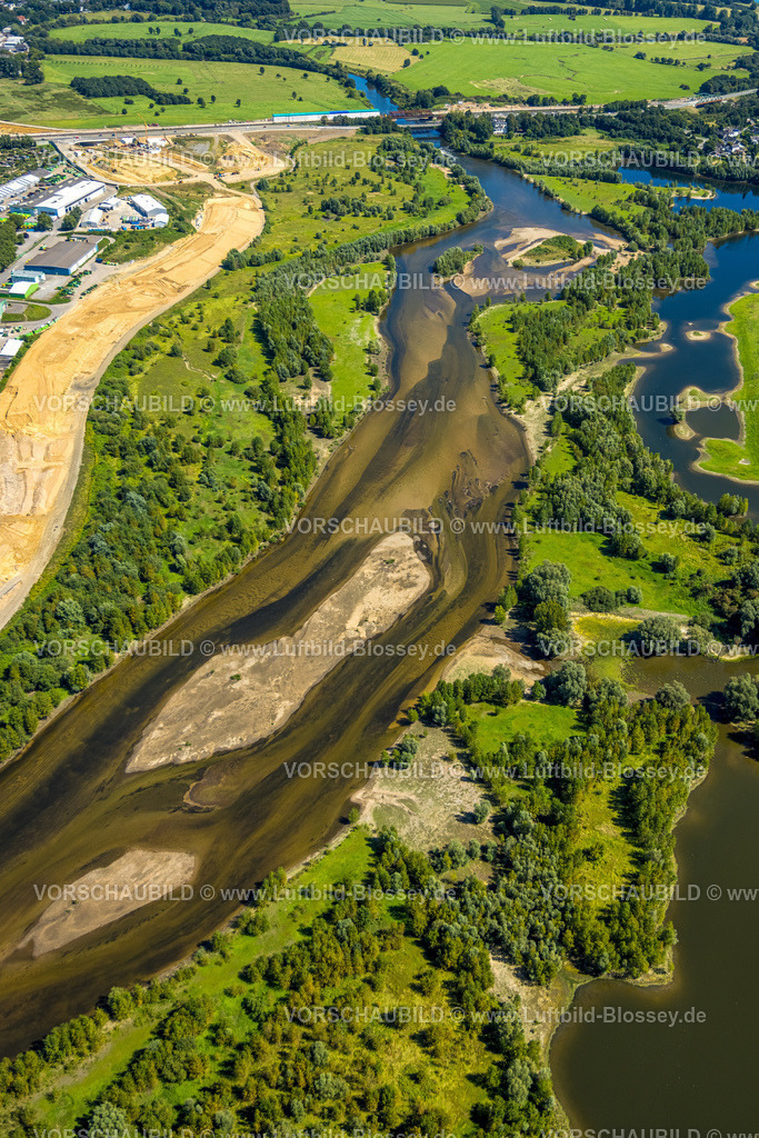 Wesel240802088 | Luftbild, Lippemündungsraum, Fluss LIppe NSG Naturschutzgebiet Lippemündung und grüner Uferbereich Lippeaue, Flusslauf mit Sandbank, hinten die Bundesstraße B8 Brücke am Lippeschlößchen, Wesel, Ruhrgebiet, Niederrhein, Nordrhein-Westfalen, Deutschland