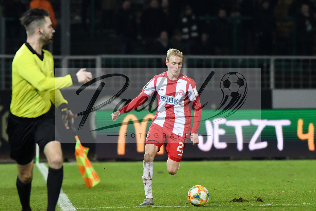 20200214_SCPFWK_0096 | Fussball, Herren: Luke Hemmerich (FC Wuerzburger Kickers) in Aktion, am Ball, Einzelaktion waehrend des Spiels der 3. Liga zwischen SC Preussen Muenster und FC Wuerzburger Kickers im Preussenstadion am 14.02.2020 in Muenster, Deutschland.DFB / DFL REGULATIONS PROHIBIT ANY USE OF PHOTOGRAPHS AS IMAGE SEQUENCES AND/OR QUASI-VIDEO. - Realisiert mit Pictrs.com