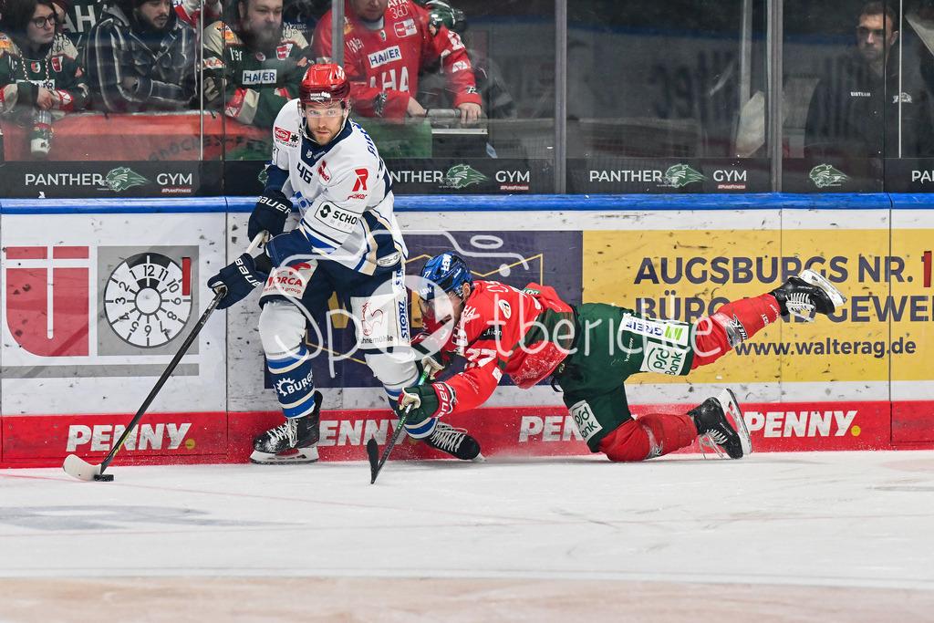Augsburger Panther - Schwenninger Wild Wings | AUGSBURG, DEUTSCHLAND - 2. NOVEMBER: im Duell Eric MARTINSSON (Schwenninger Wild Wings 46) und Luca TOSTO (Augsburger Panther 77) beim Ligaspiel zwischen den Augsburger Panthern und den Schwenninger Wild Wings am 17. Spieltag der Penny DEL im Curt Frenzel Stadion am 02.11.2025