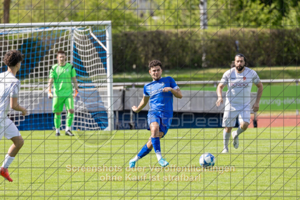 20250419_153141_0060 | #,1.FC Eislingen (blau) vs. Türksport Nürtingen (weiß), Fußball, Bezirksliga - Bezirk Neckar/Fils, 23. Spieltag, Saison 2024/2025, Rasenplatz, Eichbachstation, Haldenstraße 45, 73054 Eislingen, 19.04.2025 - 15:30 Uhr,Foto: PhotoPeet-Sportfotografie/Peter Harich