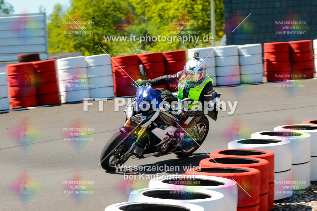 Moto-TeamOBK-22491 | Hier findet Ihr Bilder von Touristenfahrten auf der Nürburgring Nordschleife oder von anderen Veranstaltungen die ich besucht habe. Viel Spass beim Durch Schauen 