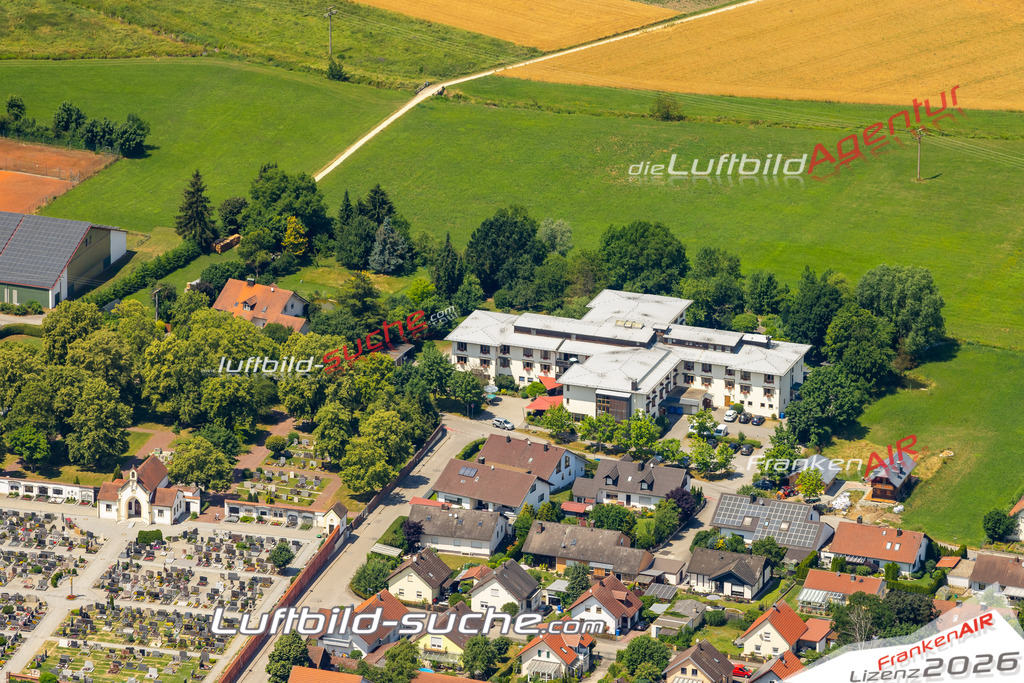 Das Luftbild zeigt : Breslauer Straße Geiselhöring - Die Luftaufnahme wurde 2023 vom UL-Flugzeug aus erstellt ( keine Drohne ) - Hochauflösende Luftaufnahme - Für grossformatige Ausdrucke geeignet. Die Geschenkidee !Mit Lizenz und Bildrechte bestellbar