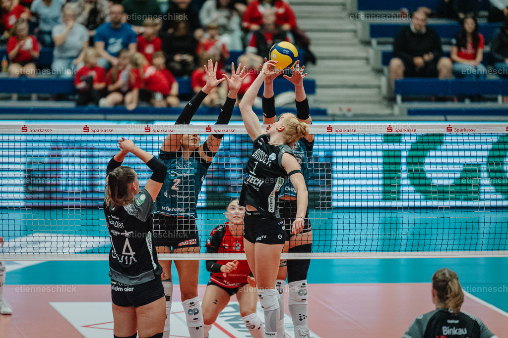 Dresdner SC - Binder Blaubären TSV Flacht, DEKRA 1. Bundesliga Frauen, Volleyball | Im Bild: v.l. Anni Tändler (14, Binder Blaubären TSV Flacht), Raeven Chase (2, Dresdner SC), Gesa Brandstrup (1, Binder Blaubären TSV Flacht)24.10.2026, Dresdner SC -  Binder Blaubären TSV Flacht, DEKRA 1. Bundesliga Frauen, Volleyball, Deutschland, Dresden, Cyberport Arena
