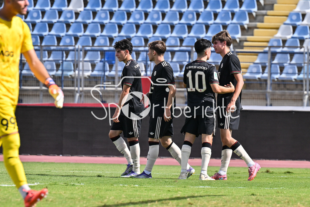 Papohs FC U19 - FC Bayern München U19 | Jubel der Bayern nach dem Treffer zum 0-1 durch Guido DELLA ROVERE (FCB #9) / Tor / Torschuetze / Freude / Happy / UEFA Youth League: Paphos FC U19 - FC Bayern München U19; Stelios Kyriakides Stadium am 30.09.2025