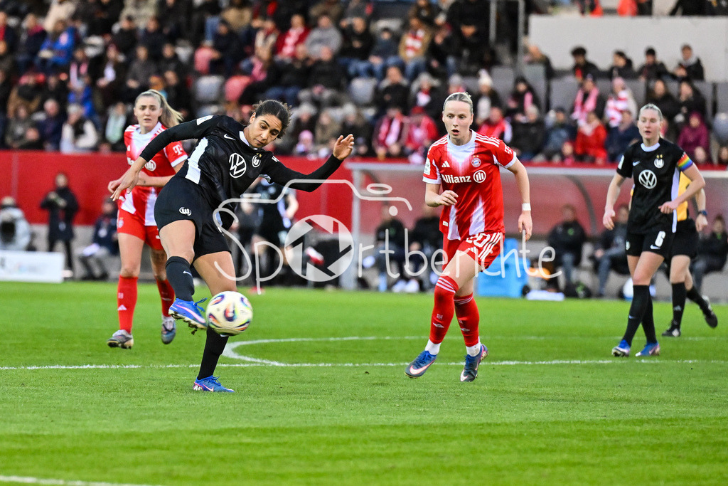FC Bayern München - VfL Wolfsburg | MUNICH, GERMANY - 22. FEBRUARY: im Bild ein Torschuss von Cora ZICAI (VfL Wolfsburg Frauen 28) während dem Spiel zwischen den Frauen des FC Bayern München und den Frauen des VfL Wolfsburg am 19. Spieltag der Google Pixel Frauen-Bundesliga am FC Bayern Campus
