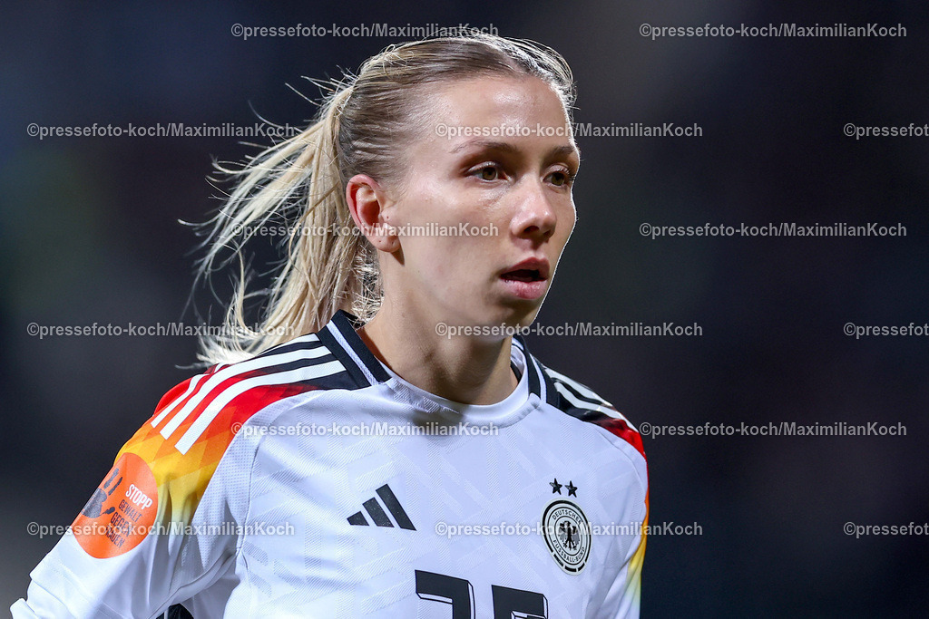 DFB0212240114202212 | 02.12.2024, Fußball Länderspiel Frauen, Deutschland - Italien, Vonovia-Ruhrstadion Bochum, Saison 2024 2025: Elisa Senß (GER #20)DFB regulations prohibit any use of photographs as image sequences and or quasi-video.