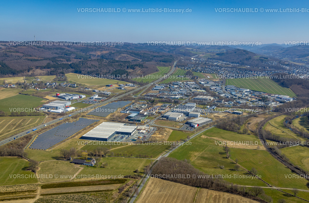 Meschede220302367 | Luftbild, Gewerbegebiet Enste mit Solarpark Enste an der Autobahn A46, Baustelle mit Neubau Logistikzentrum Briloner Leuchten GmbH, Enste, Meschede, Sauerland, Nordrhein-Westfalen, Deutschland