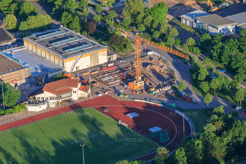 Luftbild: Stadion und Queichtalhalle sowie Baustelle am Konrad-Lerch-Ring in Offenbach an der Queich im Bundesland Rheinland-Pfalz in Deutschland.Foto: IMG_156408.jpg vom 09.05.2026 durch Werner Riehm/FLY-FOTO.deAuflösung des Originals: 5391 x 3594 pxTV Offenbach