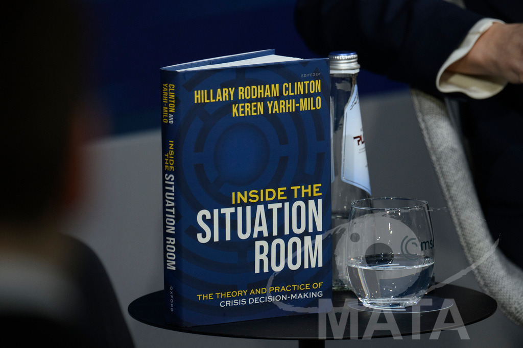 _DWA3684 | Ein Buch "Inside the Situation Room" von Clinton und Yarhi-Milo bei der Veranstaltung Bridging Scholarship and Statecraft im Rahmen der Münchner Sicherheitskonferenz 2026. München, 13.02.2026 Bayern Deutschland - Realisiert mit Pictrs.com