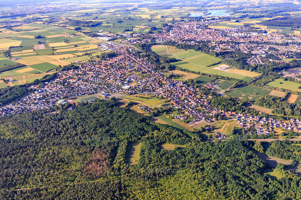 Aerial view: View of the town from the north in Oberhoffen-sur-Moder in the state Bas-Rhin, France. – Photo: IMG_082927.jpg taken on 06/26/2015 by Werner Riehm/FLY-FOTO.com – Resolution of the original: 5472 x 3648 px