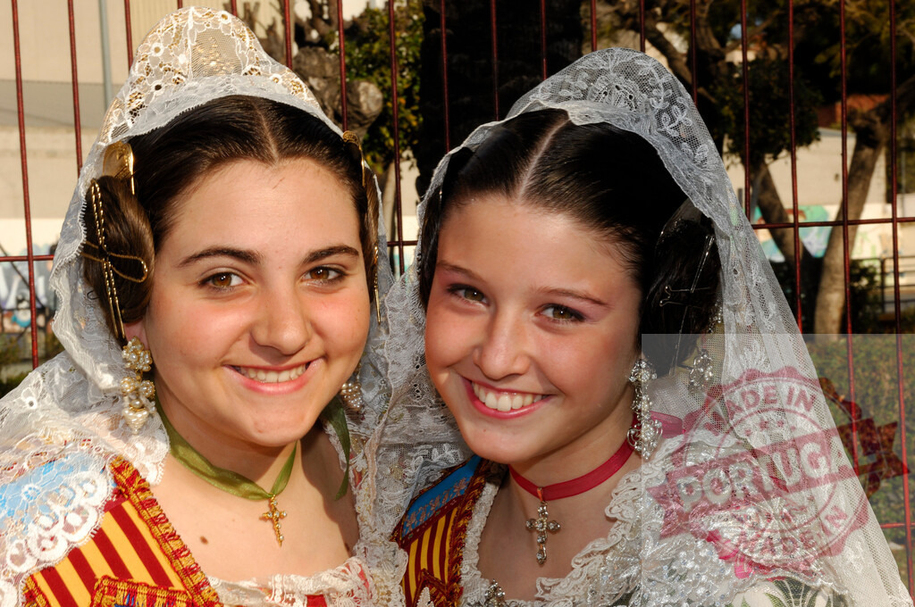 Two young Falleras celebrating Valencia's traditional Fallas festival | Young Falleras wearing traditional Valencian costumes and elegant lace mantillas - Realisiert mit Pictrs.com