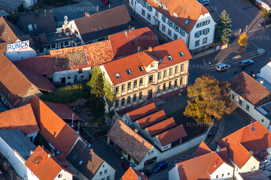 Luftbild: Schule in Essingen im Bundesland Rheinland-Pfalz in Deutschland. Foto: IMG_46243.jpg vom 31.10.2011 durch Werner Riehm/FLY-FOTO.de