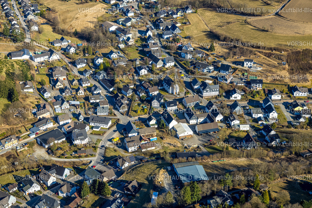 Kirchhundem250308902Heinsberg | Luftbild, Wohngebiet Ortszentrum mit kath. Kirche St. Katharina Heinsberg, Kirchhundem, Sauerland, Nordrhein-Westfalen, Deutschland