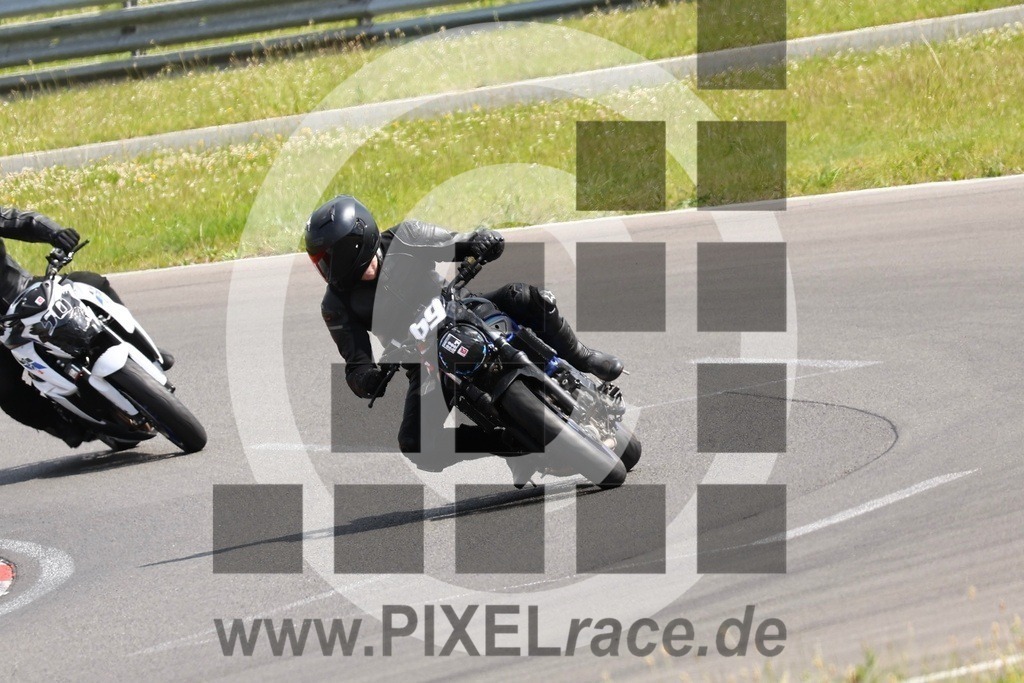 0069-PXR58989 | Schöne Erinnerungen an spannende Momente - das festzuhalten ist unser Job. PIXELrace.de ist seit 2003 auf den Rennstrecken Europas unterwegs um die Action draußen beim Fahren und die wunderbare Stimmung imm Fahrerlager für euch einzufangen.