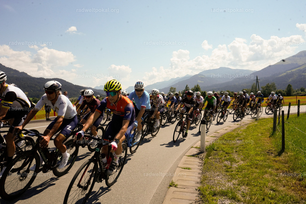 275_20230817_Bewerb_Maenner_Muehlanger | AUT - OESTERREICH, 2023-08-16: SPORT RENNRAD-FAHREN - 55. INTERNATIONALER RADWELTPOKAL IN ST. JOHANN IN TIROL  - Vintage-Radrennen mit WM-Bronze-Medaillen-Siegerin Christina Schweinberger, den Teilnehmer und Alexander Baumann (vom Orginastions-Team) - TAG 2 BEWERB MAENNER IN SECHS GRUPPEN  ; Foto: Roland Muehlanger