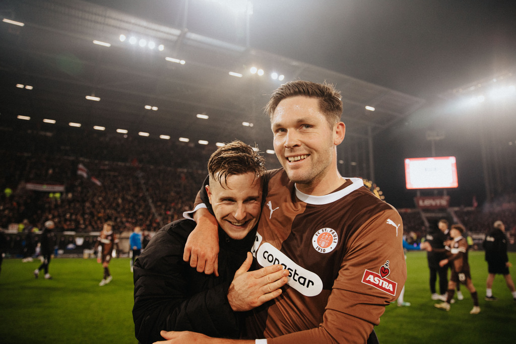 IMG_7444 | Der offizielle Shop für FC St. Pauli Fotos. Wähle aus Spielszenen & Fanmomenten dein FCSP Wunschformat. Wir liefern Millerntor-Atmosphäre.