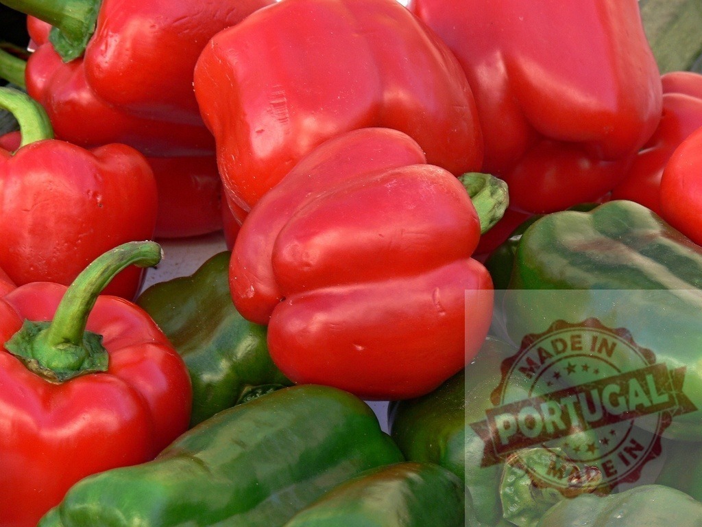 Red and green bell peppers fresh produce market | Fresh red and green bell peppers showing healthy food and harvest concept - Realisiert mit Pictrs.com
