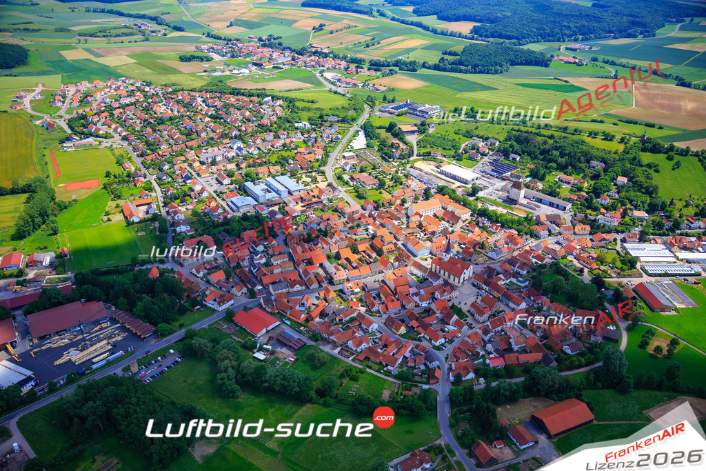 Die Luftaufnahme der Stadt Stadtlauringen wurde vom UL-Flugzeug heraus erstellt ( keine Drohne )- hohe Auflösung für beste Qualität