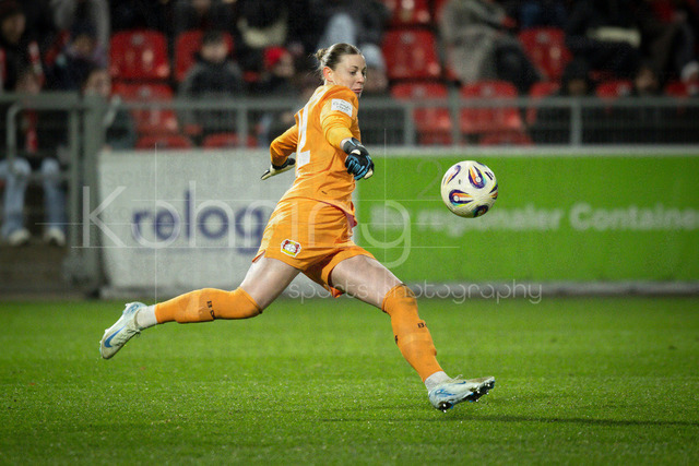 Frauen Fußball-Bundesliga; Bayer 04 Leverkusen - 1. FC Köln, 13.02.2026 | Rafaela Borggraefe (Bayer 04 Leverkusen, 12); Bayer 04 Leverkusen - 1. FC Köln an Spieltag 18 der Google Pixel Frauen-Bundesliga am 13.02.2026 im Ulrich-Haberland-Stadion in Leverkusen (Nordrhein-Westfalen). DFL REGULATIONS PROHIBIT ANY USE OF PHOTOGRAPHS AS IMAGE SEQUENCES AND/OR QUASI-VIDEO.