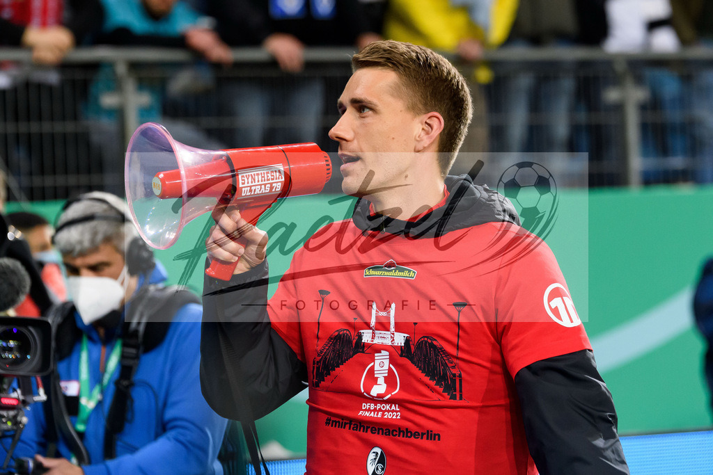 HSVSCF20220419_178 | Fussball, Herren: Nils Petersen (SC Freiburg) schaut beim DFB-Pokal-Halbfinalspiel zwischen Hamburger SV und SC Freiburg im Volksparkstadion am 19.04.2022 in Hamburg, Deutschland.DFB / DFL REGULATIONS PROHIBIT ANY USE OF PHOTOGRAPHS AS IMAGE SEQUENCES AND/OR QUASI-VIDEO. - Realisiert mit Pictrs.com