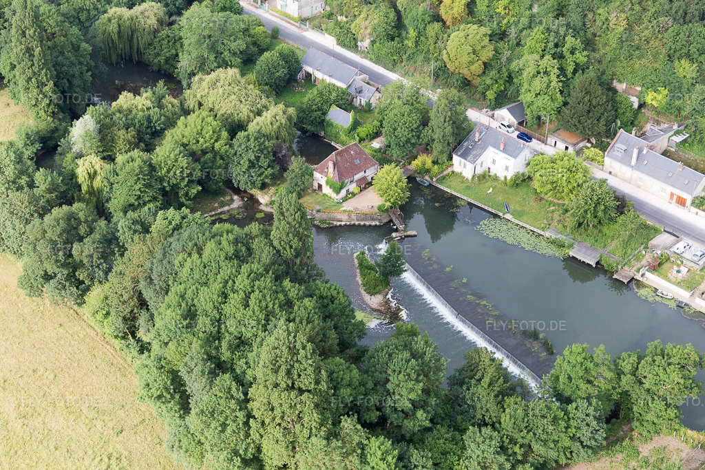 Luftbild: Ortsansicht in Montoire-sur-le-Loir im Bundesland Loir-et-Cher in Frankreich. – Foto: IMG_101139.jpg vom 24.06.2017 durch Werner Riehm/FLY-FOTO.de – Auflösung des Originals: 5472 x 3648 px