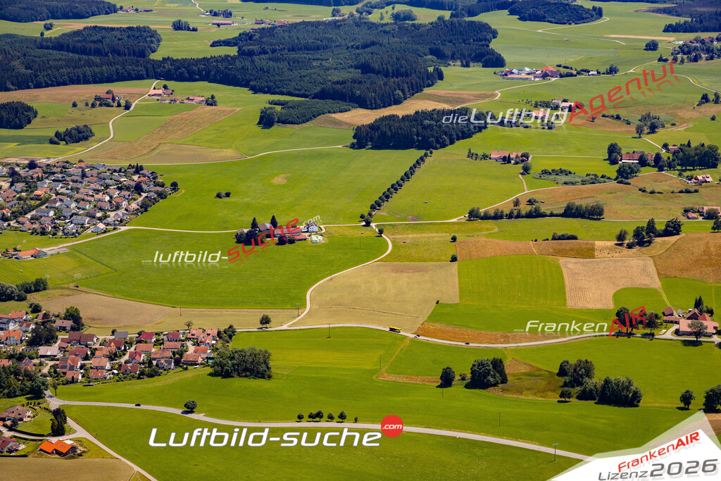 Das Luftbild zeigt : Arnach Bad Wurzach - Die Luftaufnahme wurde 2024 vom UL-Flugzeug aus erstellt ( keine Drohne ) - Hochauflösende Luftaufnahme - Für grossformatige Ausdrucke geeignet. Die Geschenkidee !Mit Lizenz und Bildrechte bestellbar