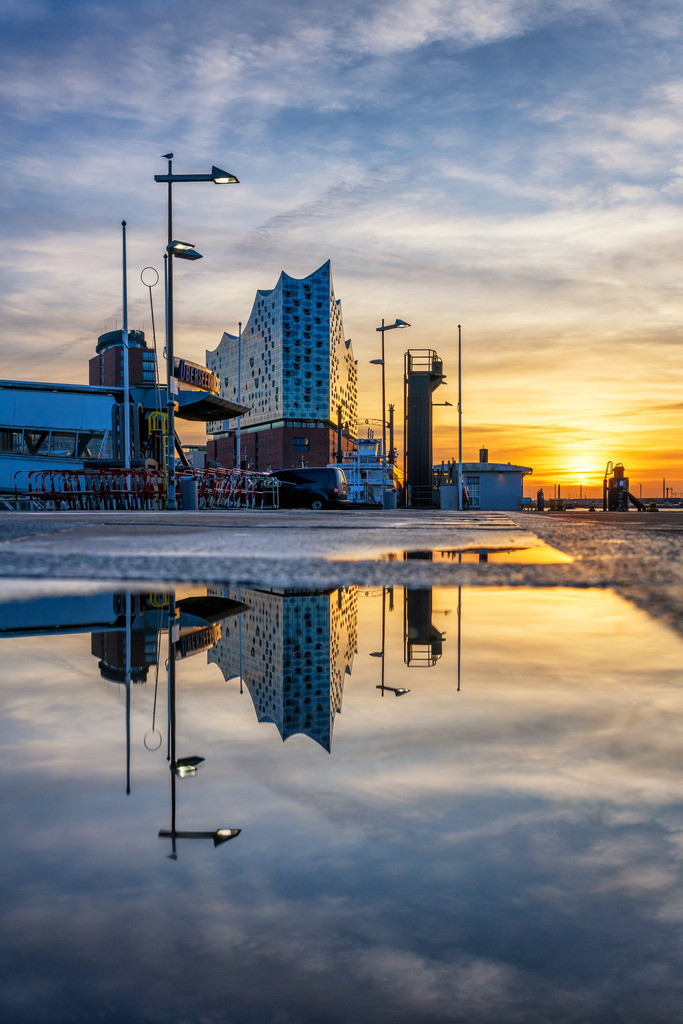 10251102 - Morgens an der Elbphilharmonie | Stimmungsvolle Aufnahme morgens an der Elbphilharmonie mit einer schönen Wasserspiegelung.
