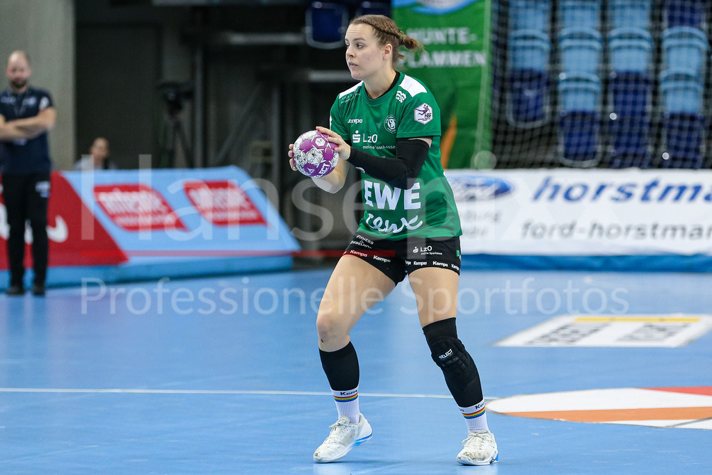 Handball, Bundesliga Frauen, VfL Oldenburg - HSG Bad Wildungen Vipers | v.li.: Merle Carstensen (VfL Oldenburg, 15) Freisteller am Ball, Einzelfoto, Spielszene, Aktion, Action
