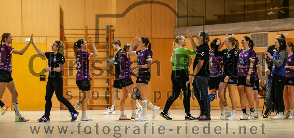 2024-02-24_093_SpVgg_Altenerding_gegen_SSG_Metten_Frauen | Erding, Deutschland, 24.02.2024:
Handball, Bezirksoberliga Frauen Altbayern 2023 / 2024, 15. Spieltag, SpVgg Altenerding gegen SSG Metten, Endergebnis: 32:28

Greta Felbinger (SpVgg Altenerding, #8), Trainer Nicole Steinbrecher (SpVgg Altenerding), Verena Bauer (SpVgg Altenerding, #55), Lena Prem (SpVgg Altenerding, #5), Torfrau Hanna Obermair (SpVgg Altenerding, #1), Trainer Andreas Mittermeier (SpVgg Altenerding), Grit Kschischow (SpVgg Altenerding, #4), Janina Konrad (SpVgg Altenerding, #2)

Foto: Christian Riedel / fotografie-riedel.net