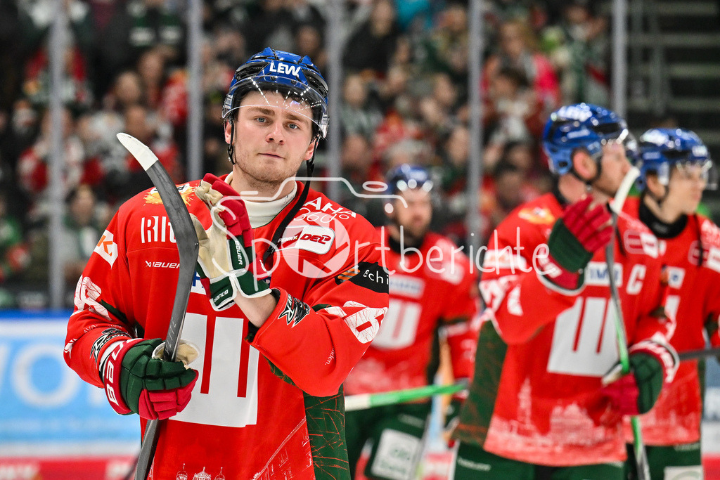 Augsburger Panther - Schwenninger Wild Wings | AUGSBURG, GERMANY - 02. JANUARY: das Team der Panther feiert zusammen mit den Fans den wichtigen Heimsieg gegen die Wild Wings nach dem Match zwischen den Augsburger Panthern und den Schwenninger Wild Wings am 35. Spieltag der Penny DEL im Curt Frenzel Stadion / Alexander BLANK (Augsburger Panther 26)
