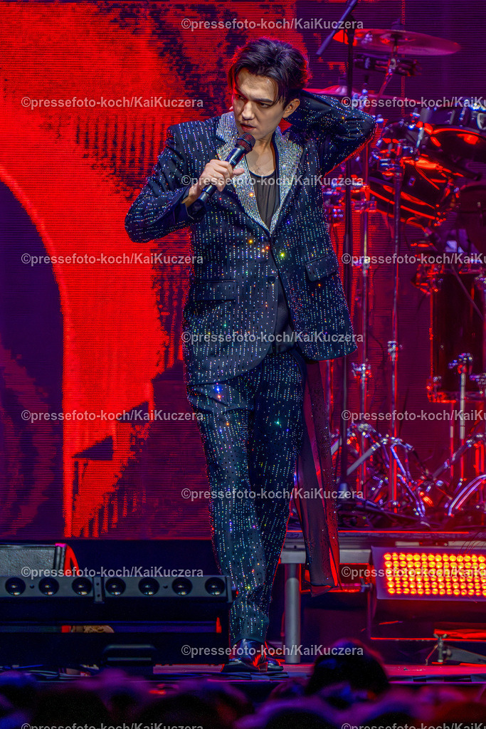 KKU24112401037 | 24.11.2024, xkkux, Düsseldorf, PSD-Bank Dome, Der kasachische Sänger Dimash Qudaibergen (Dinmukhammed Qanatuly Qudaibergen) performt zusammen mit seinen Tänzern bei seiner Live Show STRANGER