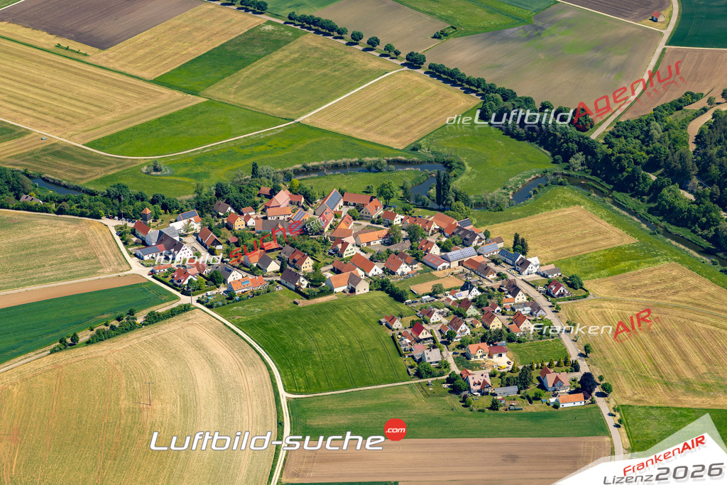 Die Luftaufnahme Schrattenhofen - Harburg wurde 2022 vom Flugzeug aus (keine Drohne) erstellt. Hohe Auflösung -für große Poster und Wandbilder geeignet - Garantiert!