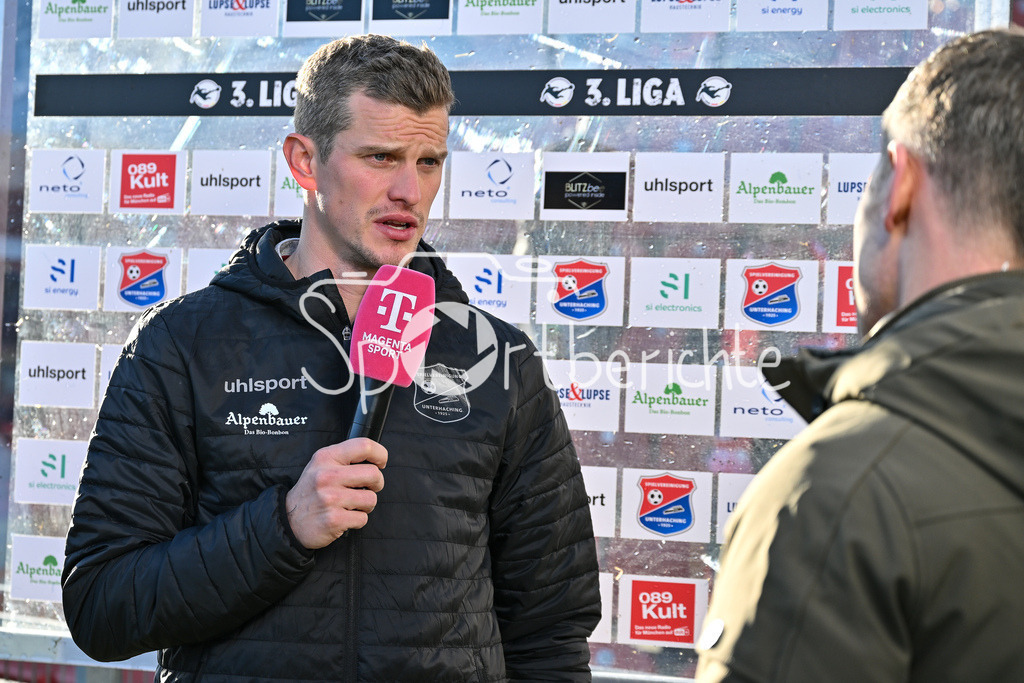 SpVgg Unterhaching - Dynamo Dresden | im Bild Sven BENDER Trainer SpVgg Unterhaching beim Interview von Magentasport / 3. Liga: SpVgg Unterhaching - Dynamo Dresden, Uhlsportpark am 21.12.2024