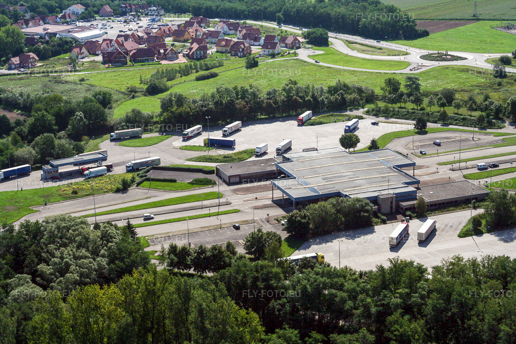 Vue aérienne: Poste frontière de Lauterbourg A35 à Lauterbourg dans le département Bas Rhin, France. Photo: IMG_3588.jpg prise le 31/08/2006 par Werner Riehm/FLY-FOTO.euRésolution de l'original: 3456 x 2304 px