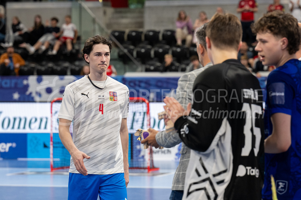 2025 Men's U19 WFC - Finland v Czechia | Michael Wertheim (#4, Czechia) being elected into the all start team during 2025 Men's U19 WFC, Switzerland: 04.05.2025, Zürich, Swiss Life Arena.Event page: <a href="https://www.u19wfc2025.ch/">www.u19wfc2025.ch</a>Credit: Markus Aeschimann, <a href="https://markus-aeschimann.ch">markus-aeschimann.ch</a>Instagram: <a href="https://instagram.com/sportfotografie.aeschimann">@sportfotografie.aeschimann</a> - Realisiert mit Pictrs.com