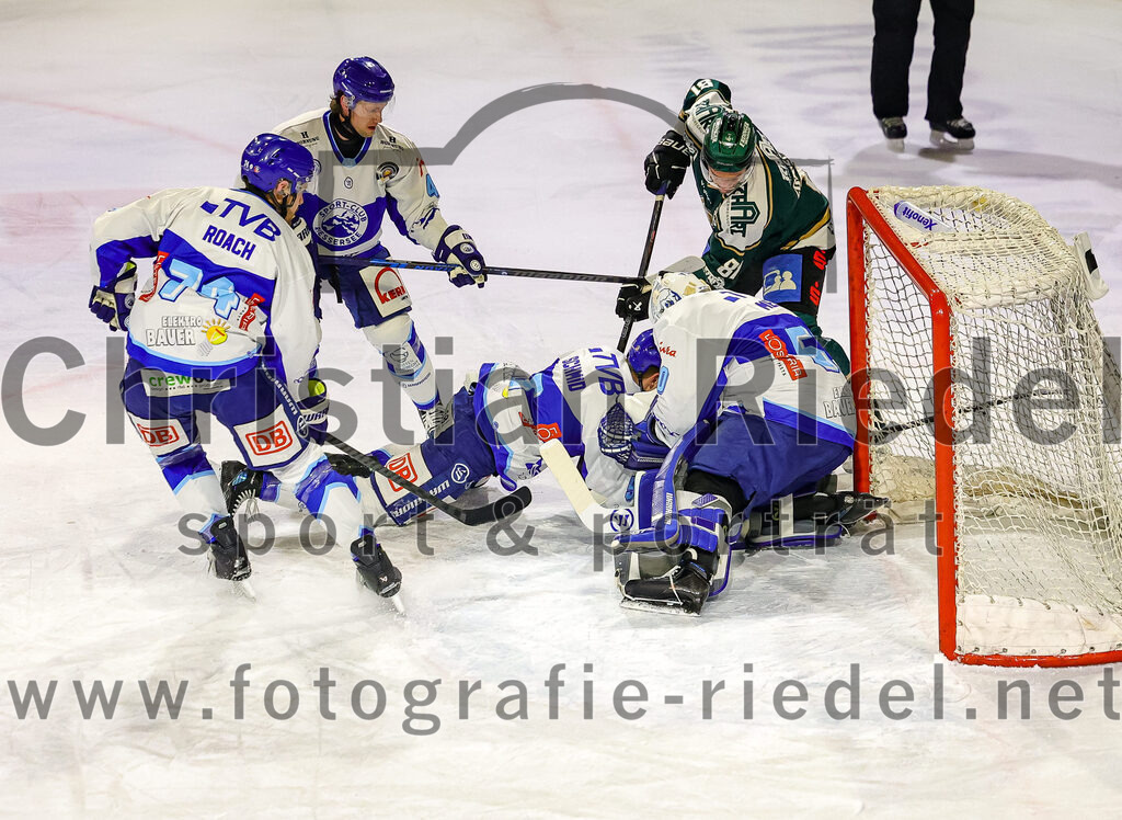 2026-01-23_045_TSV_Erding_gegen_SC_Riessersee | Erding, Deutschland, 23.01.2026:Eishockey, Oberliga Süd 2025 / 2026, 40. Spieltag, TSV Erding gegen SC Riessersee, Endergebnis: 6:5 n.V.Jesse Roach (SC Riessersee, #74), Thomas Schmid (SC Riessersee, #5), Torwart Andreas Mechel (SC Riessersee, #50), Maximilian Forster (Erding Gladiators, #81)Foto: Christian Riedel / fotografie-riedel.net