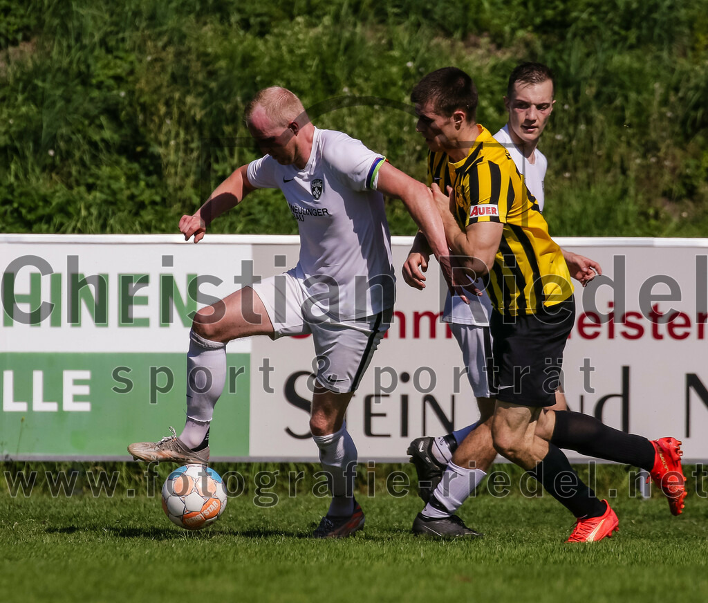 2023-08-19_097_FC_Moosinning_gegen_SV_Reichertsheim | Moosinning, Deutschland, 19.08.2023:
Fußball, Bezirksliga Oberbayern Ost 2023 / 2024, 5. Spieltag, FC Moosinning gegen SV Reichertsheim, Endergebnis: 0:4

Albert Schaberl (SV Reichertsheim, #8), Fabian Ulitzka (FC Moosinning, #23)

Foto: Christian Riedel / fotografie-riedel.net