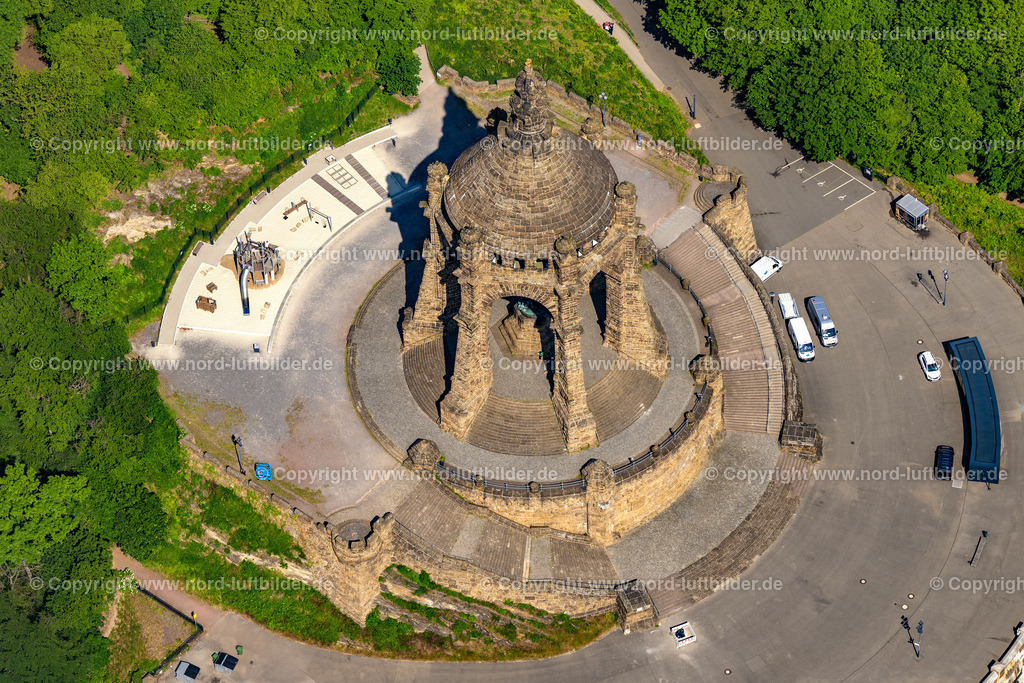 Porta_Westfalica_Kaiser Wilhelm Denkmal_ELS_0645050623 | PORTA WESTFALICA 05.06.2023 Sehenswürdigkeit und Tourismus- Attraktion des Geschichts- Denkmal " Kaiser-Wilhelm-Denkmal " in Porta Westfalica im Bundesland Nordrhein-Westfalen, Deutschland. Weiterführende Informationen bei: Kotelett-Schmiede Gaststättenbetriebs GmbH,  Kögel Bau GmbH & Co. KG,  Landschaftsverband Westfalen-Lippe (LWL),  Peter Bastian Architekten BDA. // Tourist attraction of the historic monument " Kaiser-Wilhelm-Denkmal " in Porta Westfalica in the state North Rhine-Westphalia, Germany. Further information at: Kotelett-Schmiede Gaststaettenbetriebs GmbH,  Koegel Bau GmbH & Co. KG,  Landschaftsverband Westfalen-Lippe (LWL),  Peter Bastian Architekten BDA. Foto: Martin Elsen